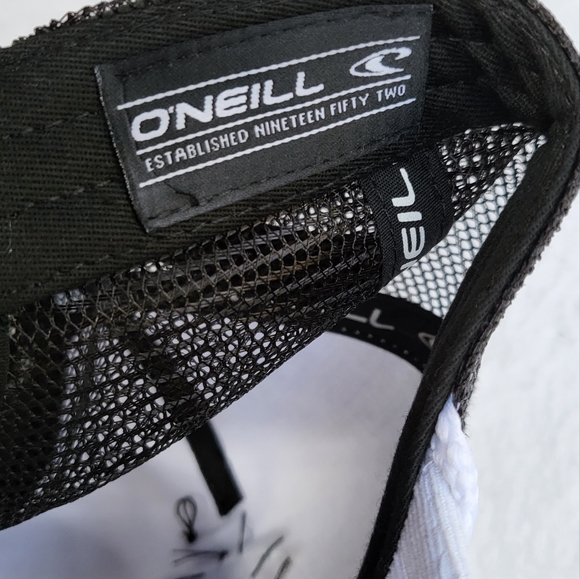 New O'Neill Pineapple Women Trucker Hat color BLK/WHT size ONE. - Picture 7 of 8
